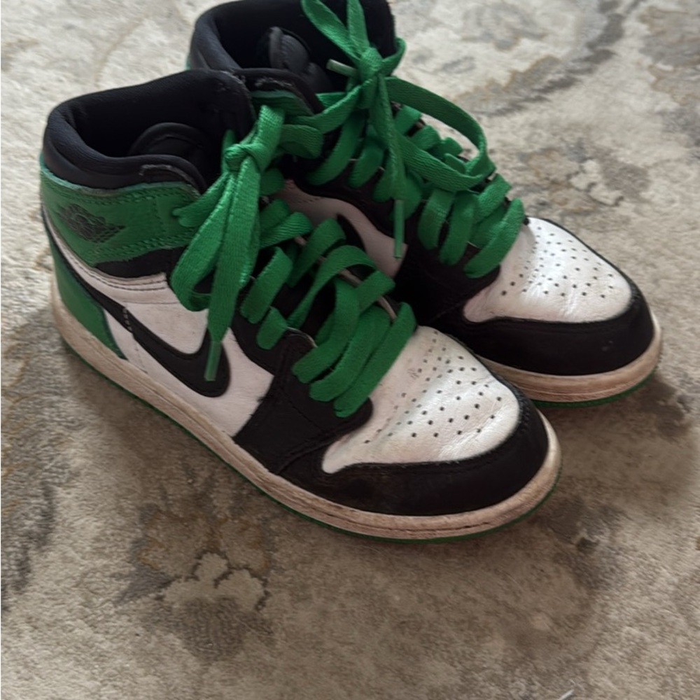 Nike Air Jordan 1 High
Black and Lucky Green